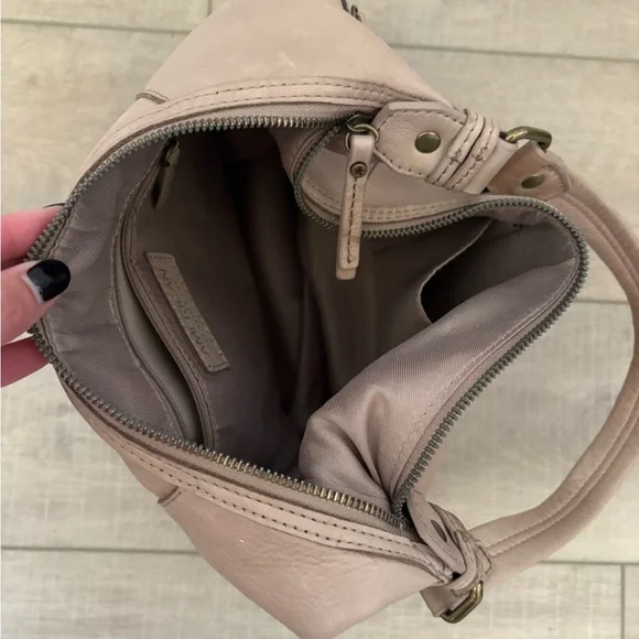 American Leather Company Tan Hobo Shoulder Bag - Picture 7 of 9